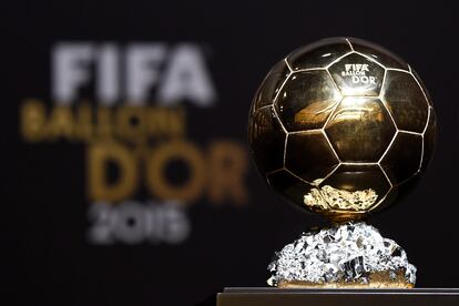 Vista general del trofeo del FIFA Balón de Oro 2015.