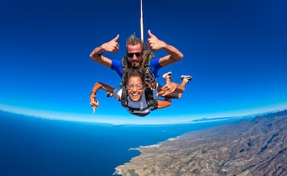 Paracaidismo en Maspalomas (Gran Canaria), con El Teide al fondo.