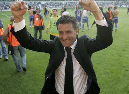 Míchel celebra la permanencia en el campo de El Sardinero.