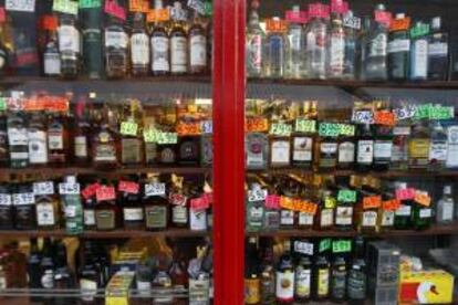 Botellas de alcohol expuestas en el escaparate de una tienda licores en el barrio de Portobello en Londres. EFE/Archivo