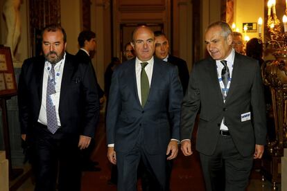 El consejero delegado del Grupo PRISA, José Luis Sainz, el ministro de Economía Luis de Guindos y el director de EL PAÍS, Antonio Caño al Casino de Madrid donde se han celebrado las jornadas.