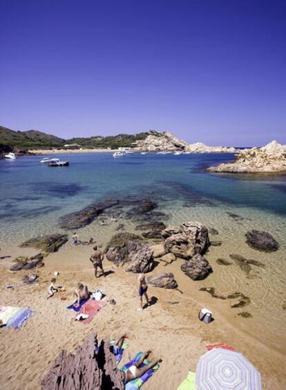 Una de las calas tranquilas preferida por los menorquines es la de Pregonda, al norte de la isla