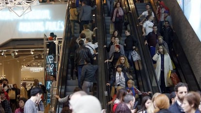 Varias personas en las escaleras mecánicas de Primark en Gran Vía.