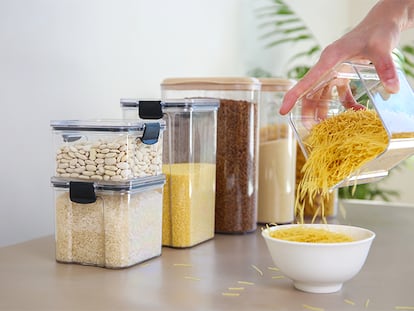 una persona vertiendo pasta en un recipiente desde un bote.