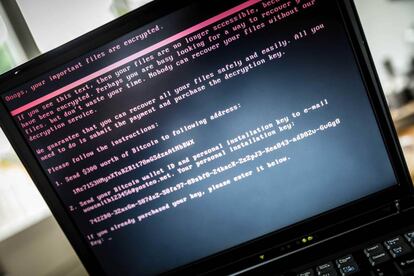La pantalla de un ordenador muestra un mensaje tras ser infectado con un ransomware.