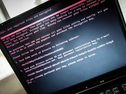 La pantalla de un ordenador muestra un mensaje tras ser infectado con un ransomware.