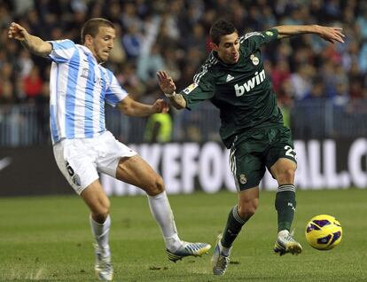 Di María con el balón ante el mediocentro del Málaga, Ignacio Camacho.