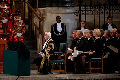 El presidente de la Cámara de los Comunes, Lindsay Hoyle (a la izquierda), junto a la primera ministra, Liz Truss, y el líder del Partido Laborista Keir Starmer, entre otros, en el palacio de palacio de Westminster durante el acto. El presidente de la Cámara de los Comunes ha empezado su intervención con un pésame para la familia real: "Nos hemos reunido para expresar nuestro profundo pésame por el dolor tras la muerte de nuestra amada reina Isabel. Es un dolor que siente gente en todo el mundo, también en los territorios de ultramar y en muchos países sobre los que su majestad era reina. Es una pérdida para toda la Commonwealth y para todos nosotros. Pero sabemos sobre todo que es una pérdida para Su Majestad y la familia real".