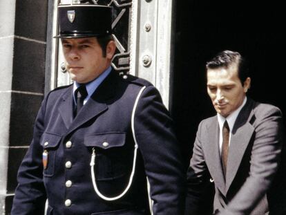 Michel Cardon sale de los juzgados de Amiens en julio de 1979 tras ser condenado a cadena perpetua.
