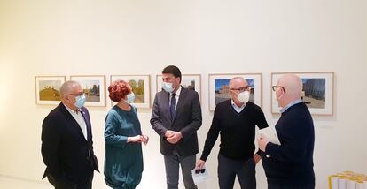 En medio, el alcalde Alicante, Luis Barcala, a su derecha la directora del MACA, Rosa María Castells, y a su izquierda, los coleccionistas Javier Romero y Michael Jenkins.