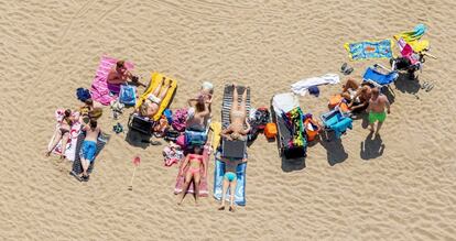 Bañistas en las playas de Scheveningen (Países Bajos), mientras disfrutan de las altas temperaturas, el 1 de julio de 2015.