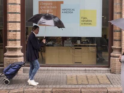 Anuncio de hipotecas en una entidad bancaria de Sevilla. 