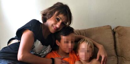Juana Rivas, con sus hijos, en una foto difundida por la familia mientras permanecían ocultos.