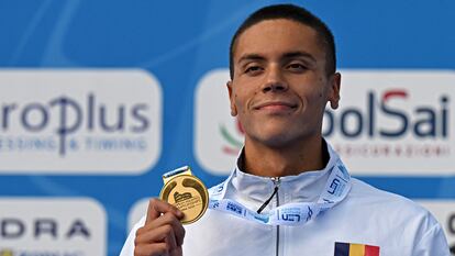 David Popovici con la medalla de oro en los 200m estilo libre este lunes en Roma.