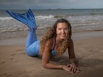 03/07/2020 Susanna Seuma, directora de la Sirenas Mediterranean Academy, posa con su cola de sirena en la playa del Miracle de Tarragona. Foto: Joan Sánchez