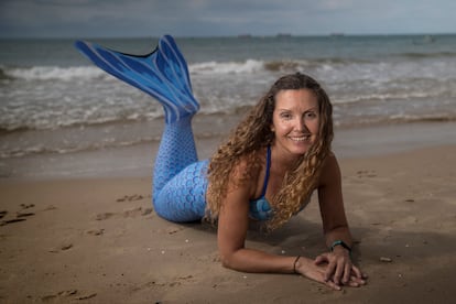 Susanna Seuma, directora de la Sirenas Mediterranean Academy, posa con su cola de sirena en la playa del Miracle de Tarragona.