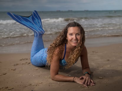Susanna Seuma, directora de la Sirenas Mediterranean Academy, posa con su cola de sirena en la playa del Miracle de Tarragona.