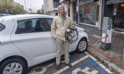 Miguel Lorenzo, de la asociación de usuarios de coches eléctricos, ante un punto de carga inutilizado en Sevilla. 