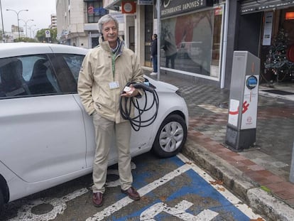 Miguel Lorenzo, de la asociación de usuarios de coches eléctricos, ante un punto de carga inutilizado en Sevilla. 