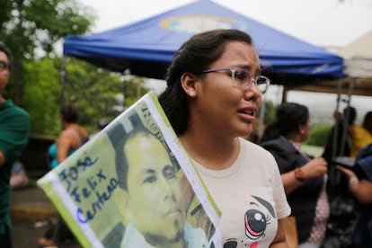 Uma familiar de um manifestante preso protesto mostra seu retrato enquanto pede sua liberdade em frente à prisão "O Chipote" em Manágua (Nicarágua), no dia 28 de junho de 2018.