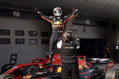 El piloto australiano Daniel Ricciardo celebra encima de su monoplaza su victoria en el Gran Premio de China.