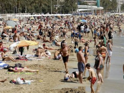 Playa del Postiguet de Alicante, el Domingo de Ramos.