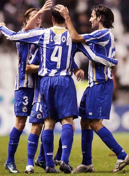 Los jugadores del Deportivo festejan el primer gol del partido.