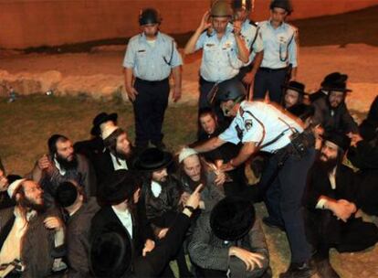 Un grupo de ultraortodoxos protesta en el barrio Mea Sharim en Jerusalén.