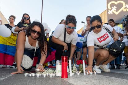 Amigos de los fallecidos se han concentrado este lunes a las puertas de las discotecas incendiadas y han encendido velas en su recuerdo.