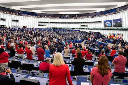 Un nutrido grupo de eurodiputados vestidos de rojo en protesta por Gaza, este miércoles en Estrasburgo.