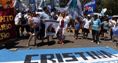 Partidarios de Cristina Fern&aacute;ndez, a las puertas del hospital.