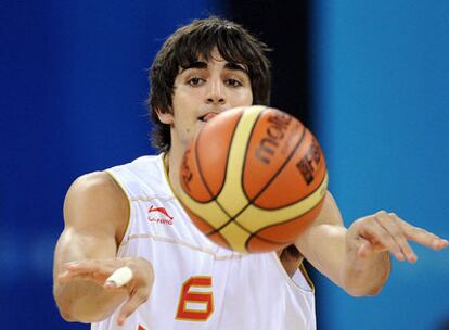 Ricky Rubio da un pase durante el partido de las semifinales contra Lituania.