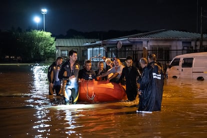 Los equipos de rescate buscan a afectados por las fuertes lluvias en Kucukcekmece, Estambul. 