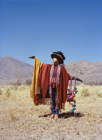Celeste Valero es la cuarta generación de tejedores de lana de llama de la zona de Quebrada de Humahuaca. "Es con quien conecté más de todo el reportaje. Tiene una curiosidad innata por su cultura y por todo lo relacionado con la fotografía, con lo tradicional y lo nuevo", asegura Duarte. La joven posa con muchos de los productos que realizan en la cooperativa que gestiona y coordina, Qenqo Artesanía Textil.