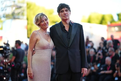 Valeria Bruni Tedeschi y el director Pietro Marcello posan en la alfombra roja de la película 'Duse' durante la 82ª edición del Festival de Cine de Venecia, el miércoles 3 de septiembre de 2025.