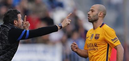 Luis Enrique da instrucciones a Mascherano en un partido.