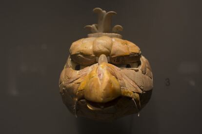 Máscara de pectoral, hallada en la ofrenda funeraria a un noble adolescente en Yucatán. Aunque parezca un pájaro, es una tortuga.