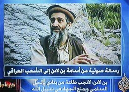 Imagen de Bin Laden en la televisión Al Yazira, que ayer emitió un mensaje de voz del líder de Al Qaeda.