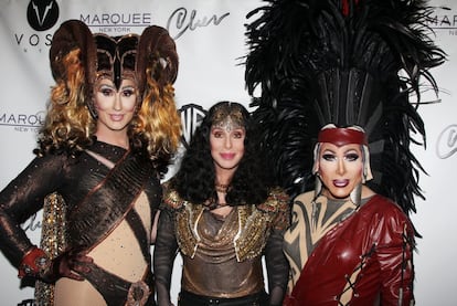 Cher posa con dos imitadoras durante las celebraciones del Orgullo Gay de Nueva York en 2013. La diva es un icono gay y una fuente de inspiración para las 'drag queens' de todo el mundo. Durante una de sus últimas giras bromeaba sobre ello: "Me cambio tantas veces de color de pelo ropa porque no quiero imaginarme a las 'drag queens' llamándose unas a otras exclamando: "Dios mio, he visto un concierto de Cher sin cambios de ropa, nada de pedrería... ¿Crees que ha perdido la voluntad de vivir?".