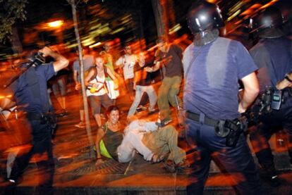 Agentes de la policía cargan contra un grupo de indignados en los alrededores del Ministerio del Interior.