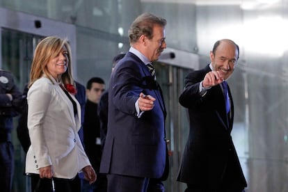 Alfredo Pérez Rubalcaba, acompañado de Elena Valenciano y de Manuel Campo Vidal, moderador del debate, abandona el Palacio de Congresos de Madrid.