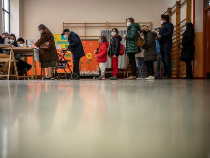 Votantes en un colegio electoral de Valladolid, el domingo.