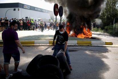 Trabajadores de Nissan en Barcelona queman neumáticos en el exterior de la fábrica situada en la Zona Franca. La división europea de Nissan anunció su decisión en la mañana de este jueves al Ejecutivo central, los sindicatos y la Generalitat.