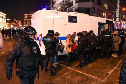 La policía detiene a varios manifestantes en la protesta en apoyo a Navalni, el pasado martes en Moscú.