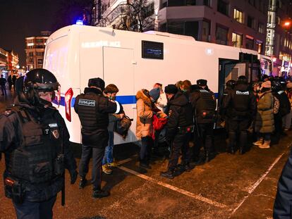 La policía detiene a varios manifestantes en la protesta en apoyo a Navalni, el pasado martes en Moscú.