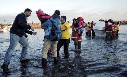 En Lesbos opera el único centro de registro de los cinco previstos en Grecia, que debe hacer la primera criba entre refugiados (con derecho a asilo) y migrantes económicos (condenados legalmente a la expulsión) exigida por la Unión Europea.