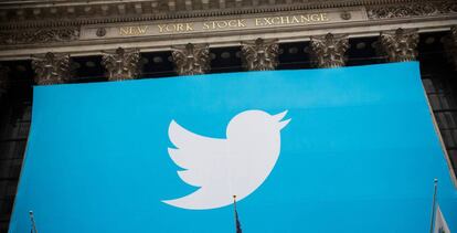 El logo de Twitter en el parqué de Nueva York