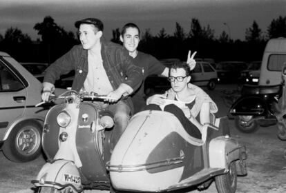 Los hermanos Muguruza (de Kortatu) están en la moto, y Poch de Derribos Arias, en el sidecar.