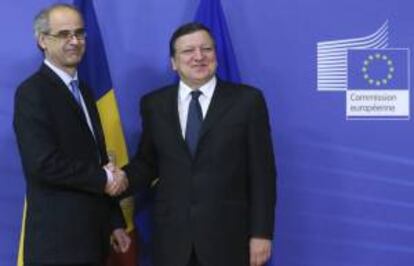 El presidente de la Comisión Europea (CE), José Manuel Durao Barroso (d), estrecha la mano del Jefe de Gobierno del Principado de Andorra, Antoni Martí, antes de una reunión en la sede de la CE, en Bruselas (Bélgica).