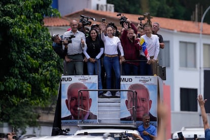 María Corina Machado saluda a simpatizantes de la oposición durante las protestas de este sábado, en Caracas.